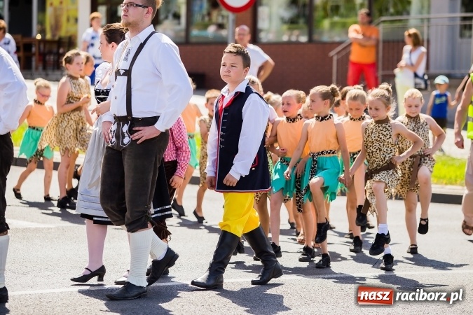 Zdjęcie w galerii na portalu naszraciborz.pl: Śląsk Kraina Wielu Kultur - barwny korowód przeszedł z Rynku na raciborski zamek wiadomości z regionu