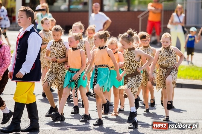 Zdjęcie w galerii na portalu naszraciborz.pl: Śląsk Kraina Wielu Kultur - barwny korowód przeszedł z Rynku na raciborski zamek wiadomości z regionu