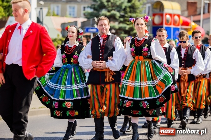 Zdjęcie w galerii na portalu naszraciborz.pl: Śląsk Kraina Wielu Kultur - barwny korowód przeszedł z Rynku na raciborski zamek wiadomości z regionu