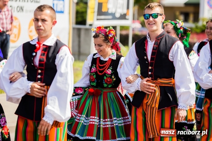 Zdjęcie w galerii na portalu naszraciborz.pl: Śląsk Kraina Wielu Kultur - barwny korowód przeszedł z Rynku na raciborski zamek wiadomości z regionu