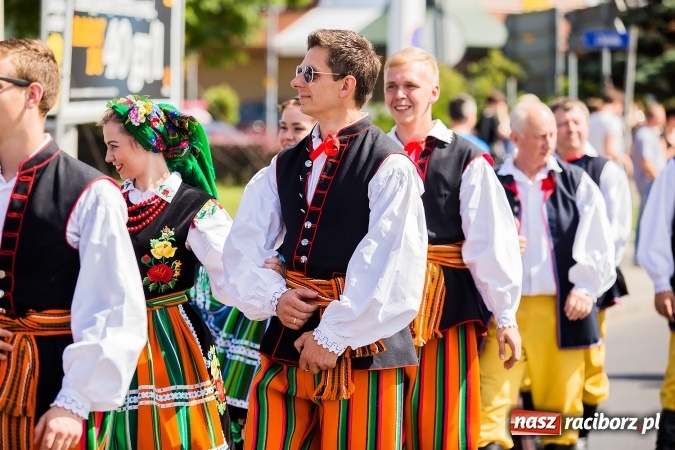 Zdjęcie w galerii na portalu naszraciborz.pl: Śląsk Kraina Wielu Kultur - barwny korowód przeszedł z Rynku na raciborski zamek wiadomości z regionu