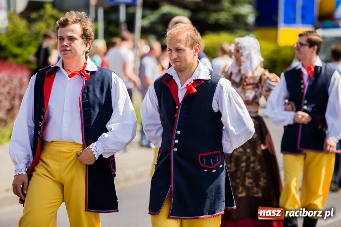 Zdjęcie w galerii na portalu naszraciborz.pl: Śląsk Kraina Wielu Kultur - barwny korowód przeszedł z Rynku na raciborski zamek wiadomości z regionu