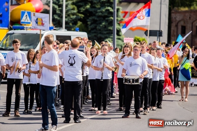 Zdjęcie w galerii na portalu naszraciborz.pl: Śląsk Kraina Wielu Kultur - barwny korowód przeszedł z Rynku na raciborski zamek wiadomości z regionu