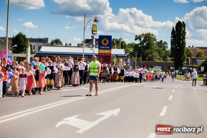 Zdjęcie w galerii na portalu naszraciborz.pl: Śląsk Kraina Wielu Kultur - barwny korowód przeszedł z Rynku na raciborski zamek wiadomości z regionu