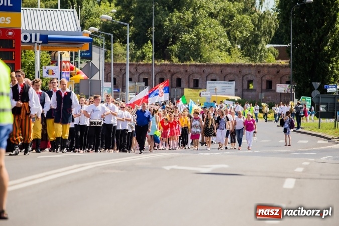 Zdjęcie w galerii na portalu naszraciborz.pl: Śląsk Kraina Wielu Kultur - barwny korowód przeszedł z Rynku na raciborski zamek wiadomości z regionu