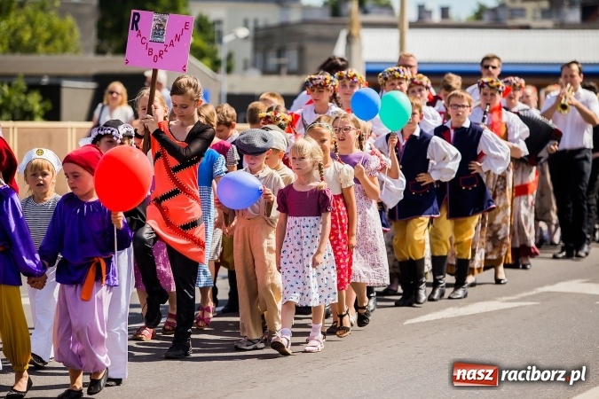 Zdjęcie w galerii na portalu naszraciborz.pl: Śląsk Kraina Wielu Kultur - barwny korowód przeszedł z Rynku na raciborski zamek wiadomości z regionu