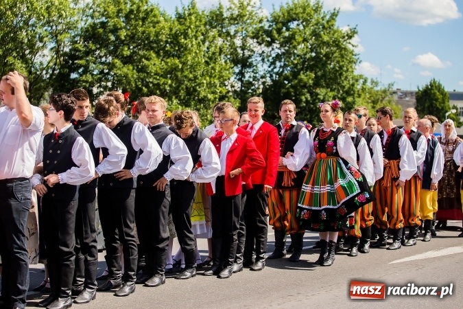 Zdjęcie w galerii na portalu naszraciborz.pl: Śląsk Kraina Wielu Kultur - barwny korowód przeszedł z Rynku na raciborski zamek wiadomości z regionu