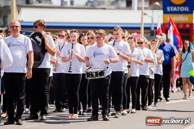 Zdjęcie w galerii na portalu naszraciborz.pl: Śląsk Kraina Wielu Kultur - barwny korowód przeszedł z Rynku na raciborski zamek wiadomości z regionu