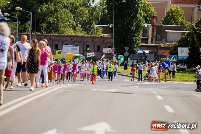 Zdjęcie w galerii na portalu naszraciborz.pl: Śląsk Kraina Wielu Kultur - barwny korowód przeszedł z Rynku na raciborski zamek wiadomości z regionu
