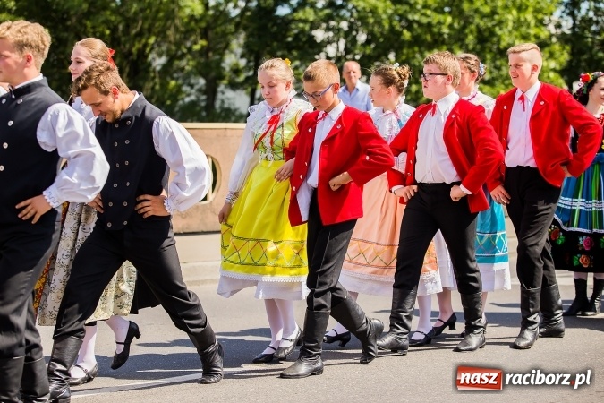 Zdjęcie w galerii na portalu naszraciborz.pl: Śląsk Kraina Wielu Kultur - barwny korowód przeszedł z Rynku na raciborski zamek wiadomości z regionu