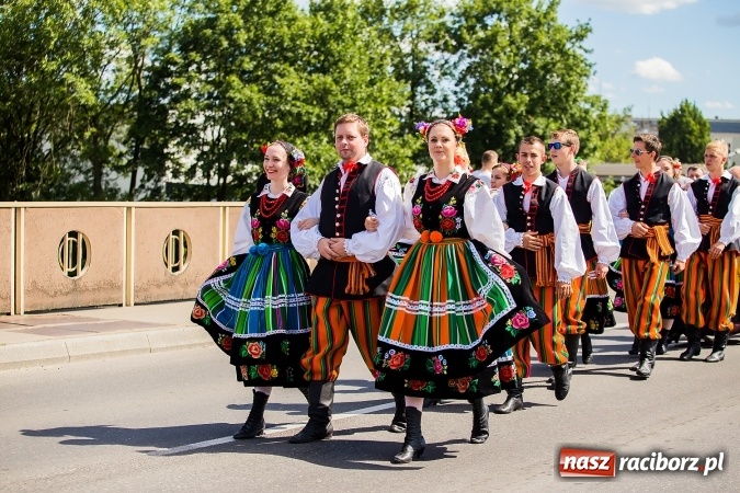 Zdjęcie w galerii na portalu naszraciborz.pl: Śląsk Kraina Wielu Kultur - barwny korowód przeszedł z Rynku na raciborski zamek wiadomości z regionu