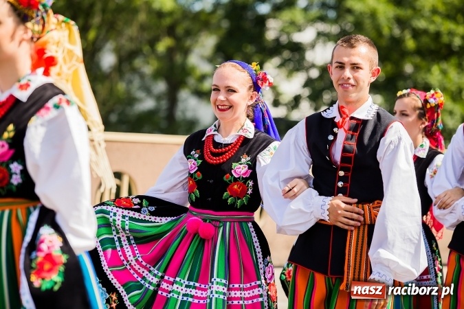 Zdjęcie w galerii na portalu naszraciborz.pl: Śląsk Kraina Wielu Kultur - barwny korowód przeszedł z Rynku na raciborski zamek wiadomości z regionu