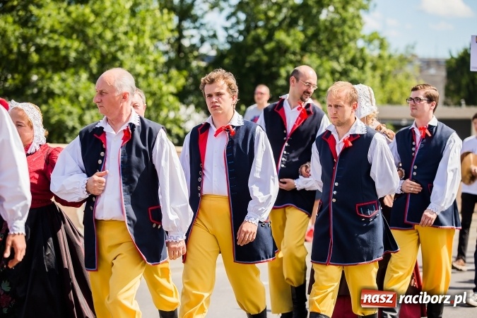 Zdjęcie w galerii na portalu naszraciborz.pl: Śląsk Kraina Wielu Kultur - barwny korowód przeszedł z Rynku na raciborski zamek wiadomości z regionu