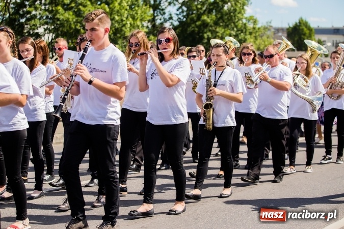Zdjęcie w galerii na portalu naszraciborz.pl: Śląsk Kraina Wielu Kultur - barwny korowód przeszedł z Rynku na raciborski zamek wiadomości z regionu