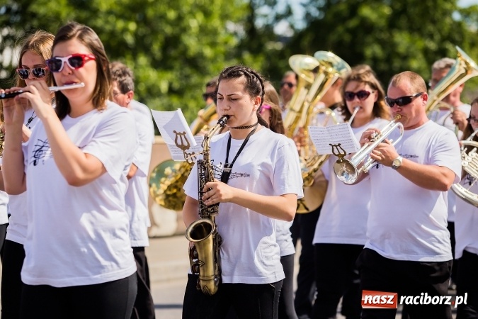 Zdjęcie w galerii na portalu naszraciborz.pl: Śląsk Kraina Wielu Kultur - barwny korowód przeszedł z Rynku na raciborski zamek wiadomości z regionu