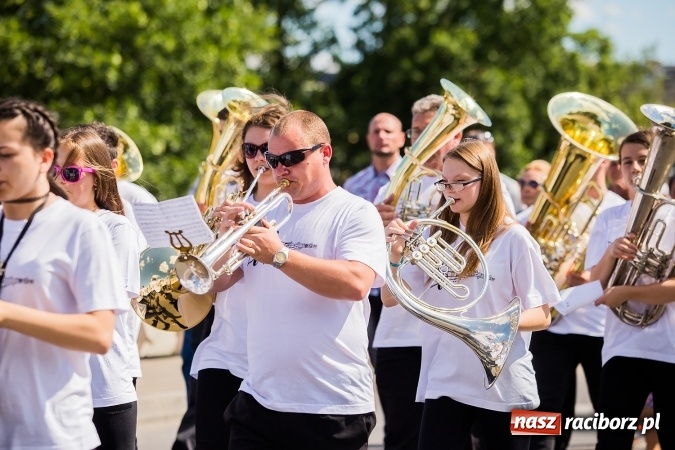 Zdjęcie w galerii na portalu naszraciborz.pl: Śląsk Kraina Wielu Kultur - barwny korowód przeszedł z Rynku na raciborski zamek wiadomości z regionu
