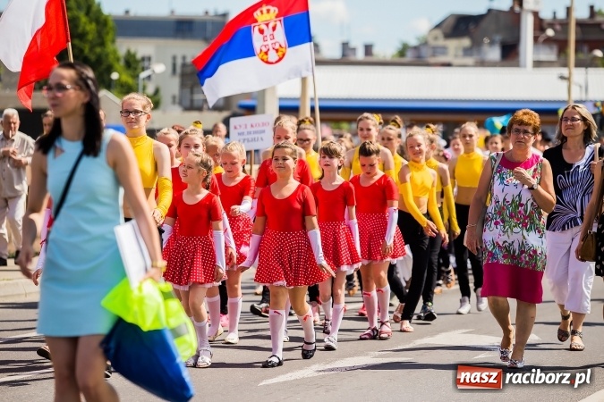 Zdjęcie w galerii na portalu naszraciborz.pl: Śląsk Kraina Wielu Kultur - barwny korowód przeszedł z Rynku na raciborski zamek wiadomości z regionu