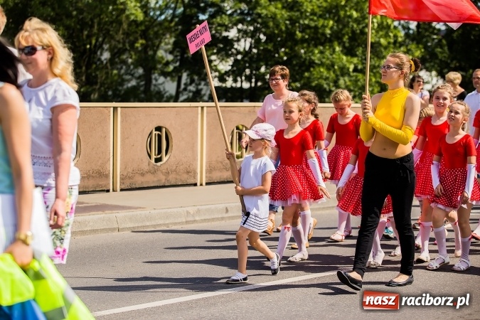 Zdjęcie w galerii na portalu naszraciborz.pl: Śląsk Kraina Wielu Kultur - barwny korowód przeszedł z Rynku na raciborski zamek wiadomości z regionu