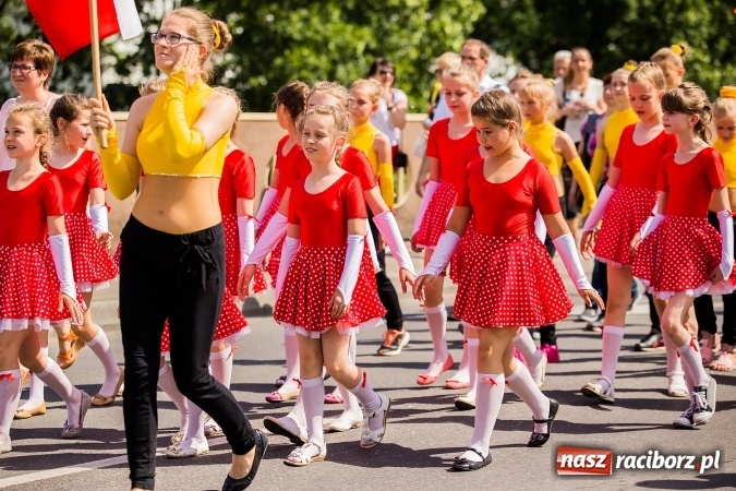 Zdjęcie w galerii na portalu naszraciborz.pl: Śląsk Kraina Wielu Kultur - barwny korowód przeszedł z Rynku na raciborski zamek wiadomości z regionu