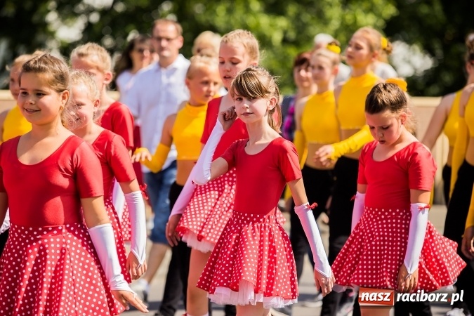 Zdjęcie w galerii na portalu naszraciborz.pl: Śląsk Kraina Wielu Kultur - barwny korowód przeszedł z Rynku na raciborski zamek wiadomości z regionu