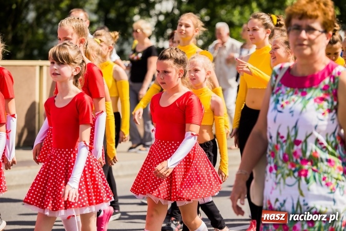 Zdjęcie w galerii na portalu naszraciborz.pl: Śląsk Kraina Wielu Kultur - barwny korowód przeszedł z Rynku na raciborski zamek wiadomości z regionu