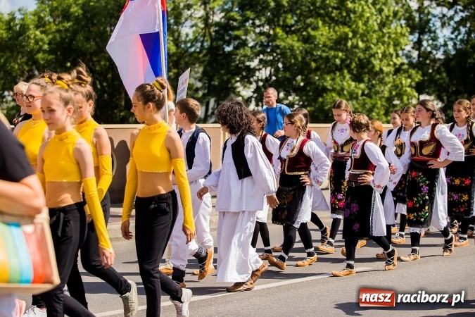 Zdjęcie w galerii na portalu naszraciborz.pl: Śląsk Kraina Wielu Kultur - barwny korowód przeszedł z Rynku na raciborski zamek wiadomości z regionu