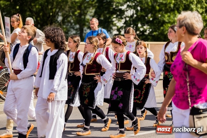 Zdjęcie w galerii na portalu naszraciborz.pl: Śląsk Kraina Wielu Kultur - barwny korowód przeszedł z Rynku na raciborski zamek wiadomości z regionu