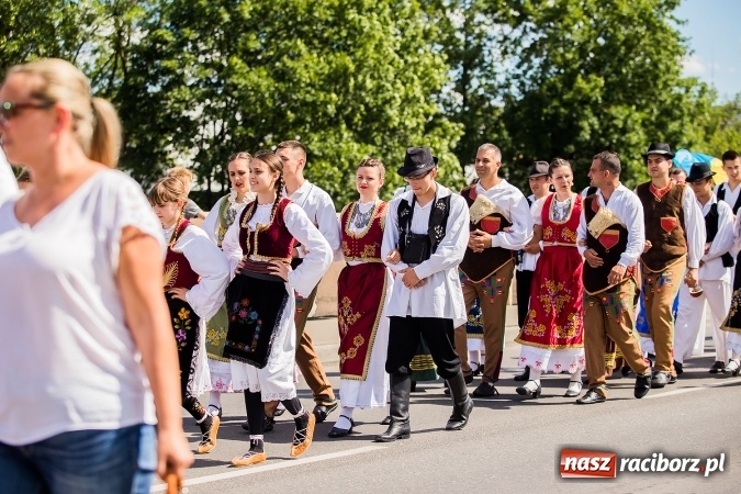 Zdjęcie w galerii na portalu naszraciborz.pl: Śląsk Kraina Wielu Kultur - barwny korowód przeszedł z Rynku na raciborski zamek wiadomości z regionu