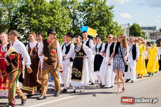 Zdjęcie w galerii na portalu naszraciborz.pl: Śląsk Kraina Wielu Kultur - barwny korowód przeszedł z Rynku na raciborski zamek wiadomości z regionu