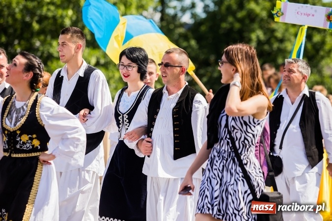 Zdjęcie w galerii na portalu naszraciborz.pl: Śląsk Kraina Wielu Kultur - barwny korowód przeszedł z Rynku na raciborski zamek wiadomości z regionu