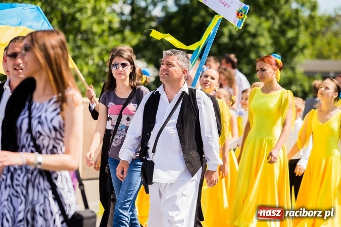 Zdjęcie w galerii na portalu naszraciborz.pl: Śląsk Kraina Wielu Kultur - barwny korowód przeszedł z Rynku na raciborski zamek wiadomości z regionu