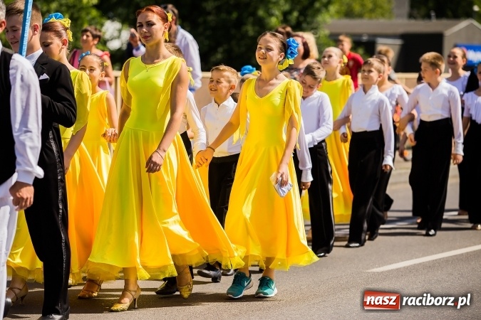 Zdjęcie w galerii na portalu naszraciborz.pl: Śląsk Kraina Wielu Kultur - barwny korowód przeszedł z Rynku na raciborski zamek wiadomości z regionu