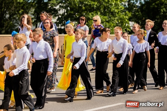 Zdjęcie w galerii na portalu naszraciborz.pl: Śląsk Kraina Wielu Kultur - barwny korowód przeszedł z Rynku na raciborski zamek wiadomości z regionu