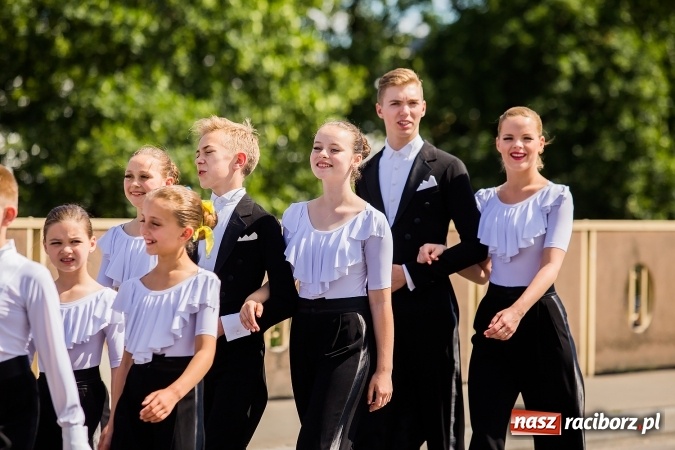 Zdjęcie w galerii na portalu naszraciborz.pl: Śląsk Kraina Wielu Kultur - barwny korowód przeszedł z Rynku na raciborski zamek wiadomości z regionu