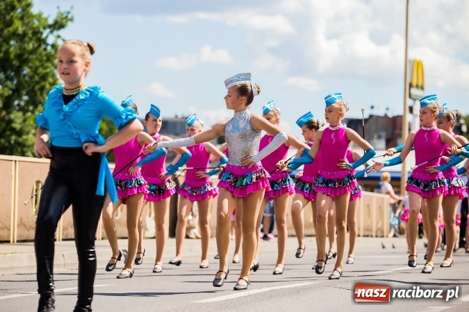 Zdjęcie w galerii na portalu naszraciborz.pl: Śląsk Kraina Wielu Kultur - barwny korowód przeszedł z Rynku na raciborski zamek wiadomości z regionu