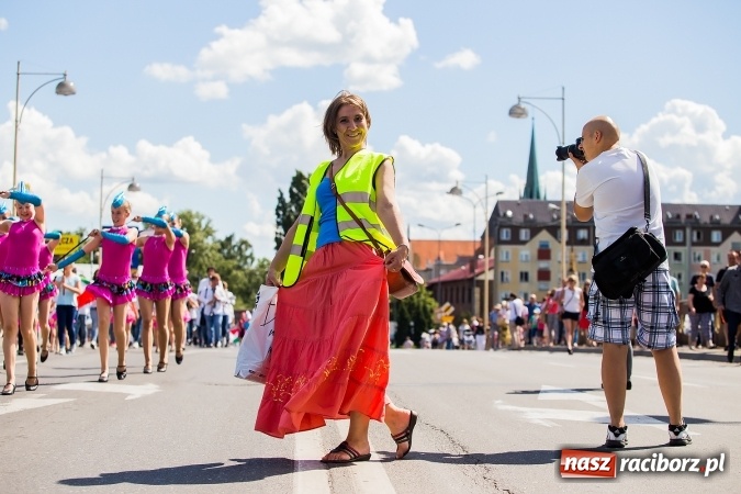 Zdjęcie w galerii na portalu naszraciborz.pl: Śląsk Kraina Wielu Kultur - barwny korowód przeszedł z Rynku na raciborski zamek wiadomości z regionu