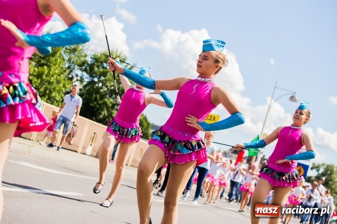 Zdjęcie w galerii na portalu naszraciborz.pl: Śląsk Kraina Wielu Kultur - barwny korowód przeszedł z Rynku na raciborski zamek wiadomości z regionu