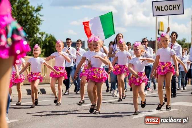 Zdjęcie w galerii na portalu naszraciborz.pl: Śląsk Kraina Wielu Kultur - barwny korowód przeszedł z Rynku na raciborski zamek wiadomości z regionu