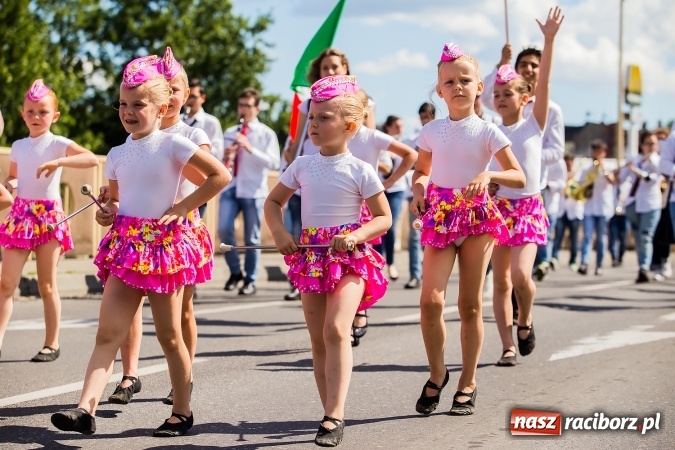 Zdjęcie w galerii na portalu naszraciborz.pl: Śląsk Kraina Wielu Kultur - barwny korowód przeszedł z Rynku na raciborski zamek wiadomości z regionu