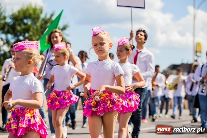 Zdjęcie w galerii na portalu naszraciborz.pl: Śląsk Kraina Wielu Kultur - barwny korowód przeszedł z Rynku na raciborski zamek wiadomości z regionu