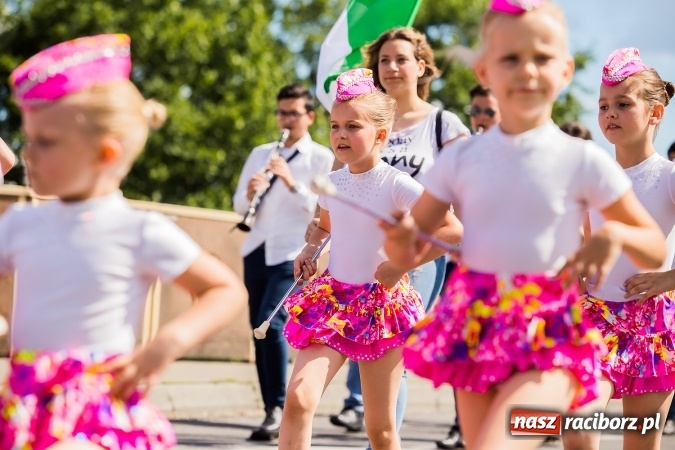 Zdjęcie w galerii na portalu naszraciborz.pl: Śląsk Kraina Wielu Kultur - barwny korowód przeszedł z Rynku na raciborski zamek wiadomości z regionu