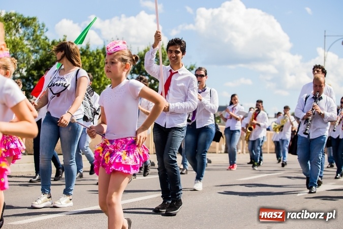 Zdjęcie w galerii na portalu naszraciborz.pl: Śląsk Kraina Wielu Kultur - barwny korowód przeszedł z Rynku na raciborski zamek wiadomości z regionu