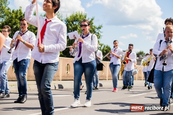 Zdjęcie w galerii na portalu naszraciborz.pl: Śląsk Kraina Wielu Kultur - barwny korowód przeszedł z Rynku na raciborski zamek wiadomości z regionu