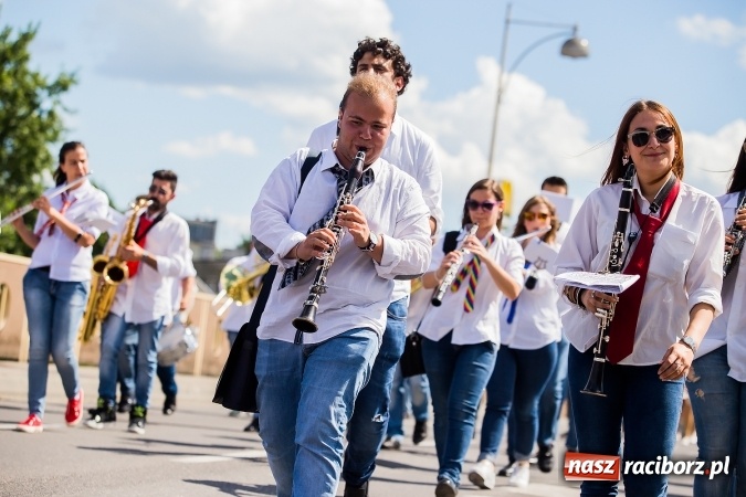 Zdjęcie w galerii na portalu naszraciborz.pl: Śląsk Kraina Wielu Kultur - barwny korowód przeszedł z Rynku na raciborski zamek wiadomości z regionu