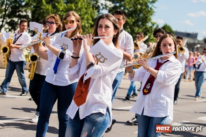 Zdjęcie w galerii na portalu naszraciborz.pl: Śląsk Kraina Wielu Kultur - barwny korowód przeszedł z Rynku na raciborski zamek wiadomości z regionu
