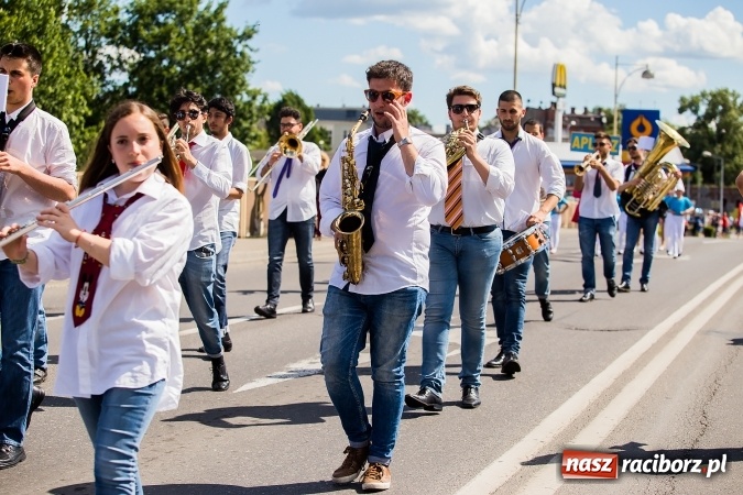 Zdjęcie w galerii na portalu naszraciborz.pl: Śląsk Kraina Wielu Kultur - barwny korowód przeszedł z Rynku na raciborski zamek wiadomości z regionu