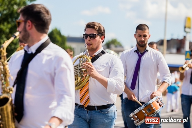 Zdjęcie w galerii na portalu naszraciborz.pl: Śląsk Kraina Wielu Kultur - barwny korowód przeszedł z Rynku na raciborski zamek wiadomości z regionu