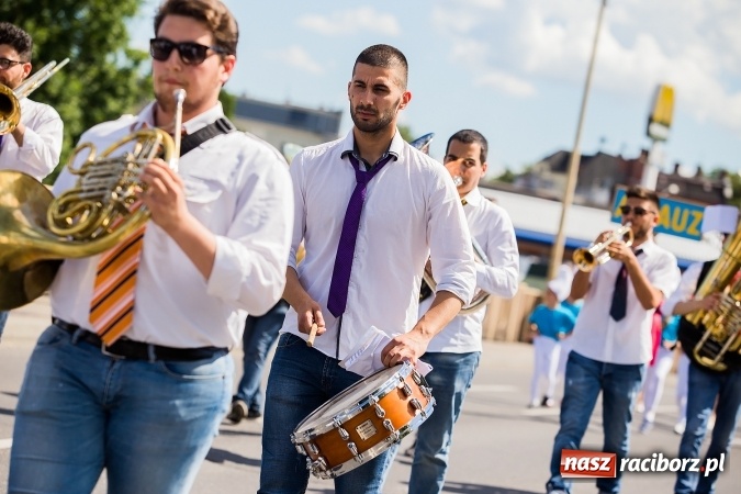 Zdjęcie w galerii na portalu naszraciborz.pl: Śląsk Kraina Wielu Kultur - barwny korowód przeszedł z Rynku na raciborski zamek wiadomości z regionu
