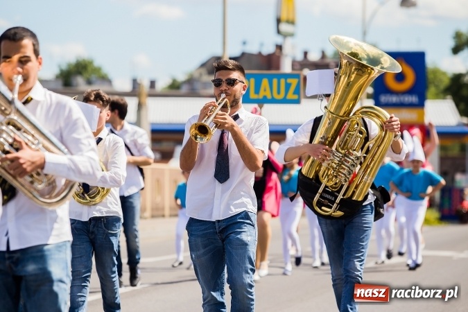 Zdjęcie w galerii na portalu naszraciborz.pl: Śląsk Kraina Wielu Kultur - barwny korowód przeszedł z Rynku na raciborski zamek wiadomości z regionu
