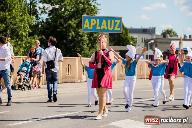 Zdjęcie w galerii na portalu naszraciborz.pl: Śląsk Kraina Wielu Kultur - barwny korowód przeszedł z Rynku na raciborski zamek wiadomości z regionu